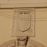 Lo stemma con le armi di Sforza, Visconti e Aragona sopra il portale di ingresso di Palazzo della Dogana